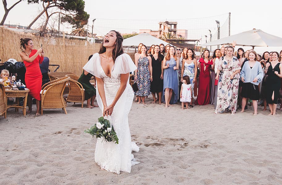 Lancio del bouquet in spiaggia